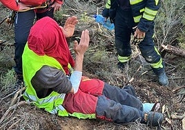 Dos efectivos del SEPA atienden al herido.