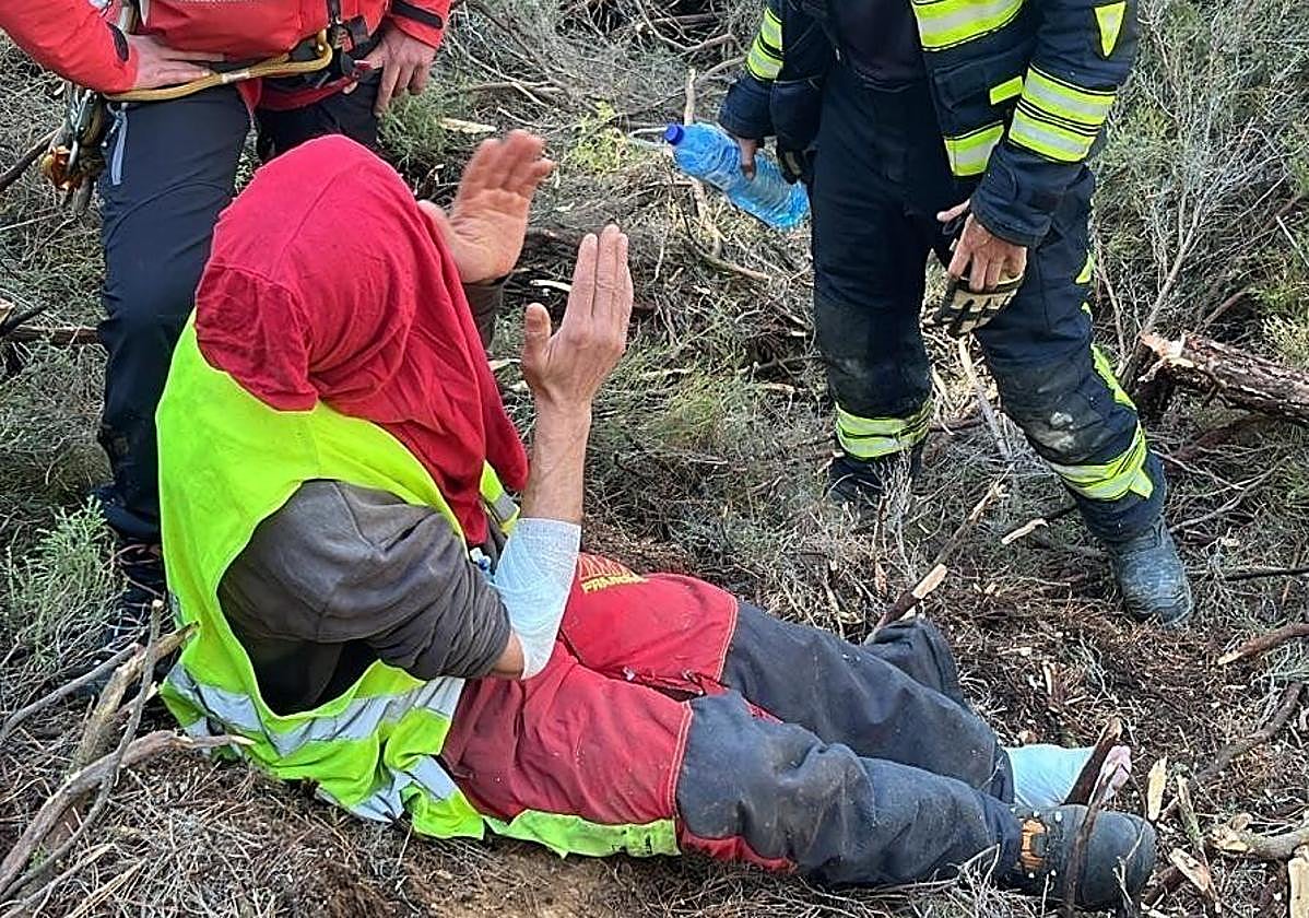 Dos efectivos del SEPA atienden al herido.