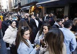Ambiente en una de las calles peatonales de la Ruta de los vinos.