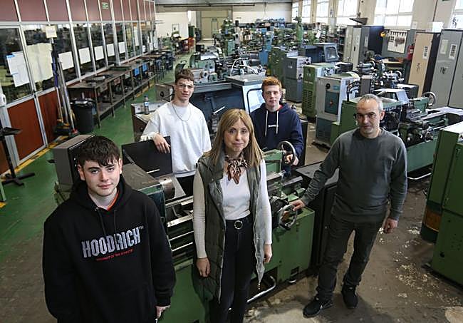 Los alumnos del instituto mierense con su tutura.