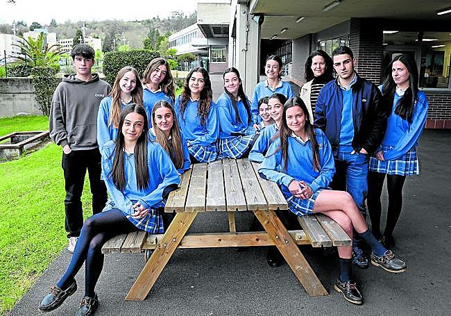 Participantes del Colegio San Ignacio que forman parte de STARTInnova y su tutora.