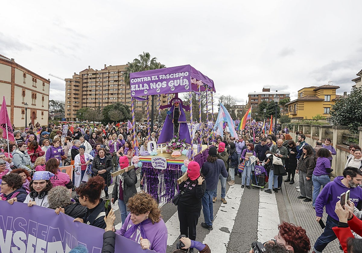 La 'Santina queer', en la manifestación que salió a la calle el 8-M.