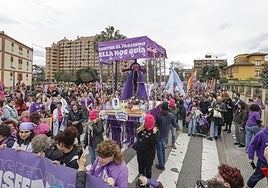 La 'Santina queer', en la manifestación que salió a la calle el 8-M.