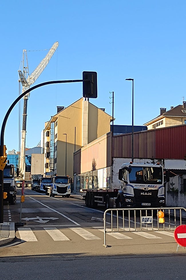 El tramo de la calle Severo Ochoa entre Río Eo y Ramón Areces donde se ubica la cabecera de la línea 10, cortado.