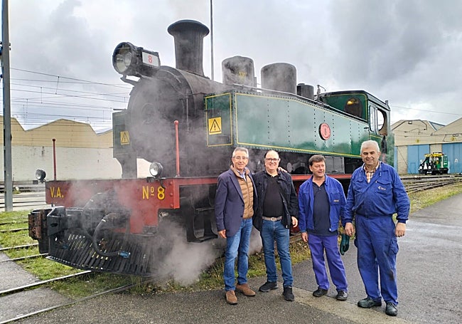 Amador Robles Tascón (exdirector general de Feve), Javier Fernández (director del Museo del Ferrocarril) y los maquinistas Aquilino Alonso y José Ramón Fernández.