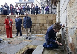 El alcalde de Madrid, José Luis Martínez Almeida, bebe del caño del Fontán en la primera edición de los Nuncios Ovetenses.