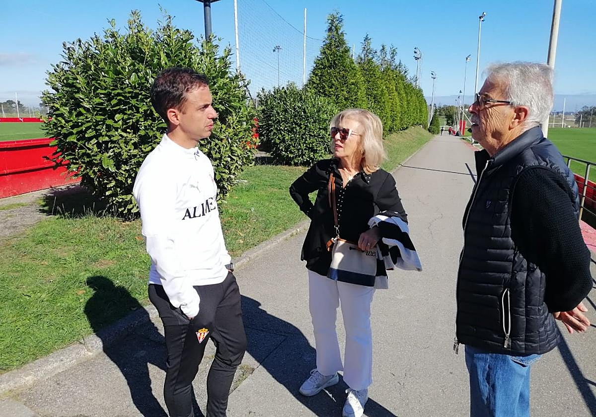 Borja Jiménez, ayer, con sus padres, Lourdes y Carlos, tras el entrenamiento matinal en el campo número 1 de Mareo.