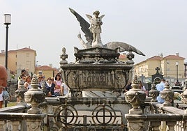 Tumba de Isidora Arias, de 1894, tiene uno de los pocos querubines del cementerio de La Carriona de Avilés.