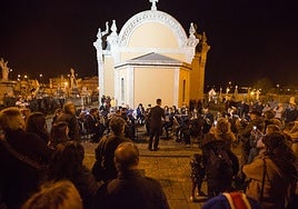 Un concierto de la Banda de Música de Avilés, en el entorno de la capilla.