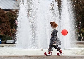 Un niño disfrazado de Pennywise, el payaso de 'It'.