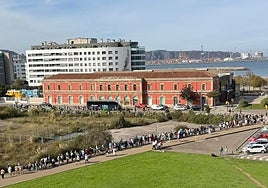Cientos de turistas esperan a coger el autobús de regreso al crucero.