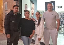 Padres e hijos. Susana Torres, su marido, Julián Villaescusa, y sus dos hijos, Enrique y Ana María, frente a la peluquería de Villaviciosa.