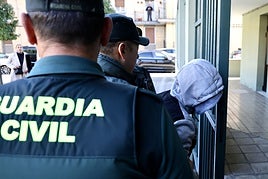 El detenido tras la muerte de Cristino Prendes en el momento de su entrada al juzgado de Laviana para prestar declaración ante la jueza.