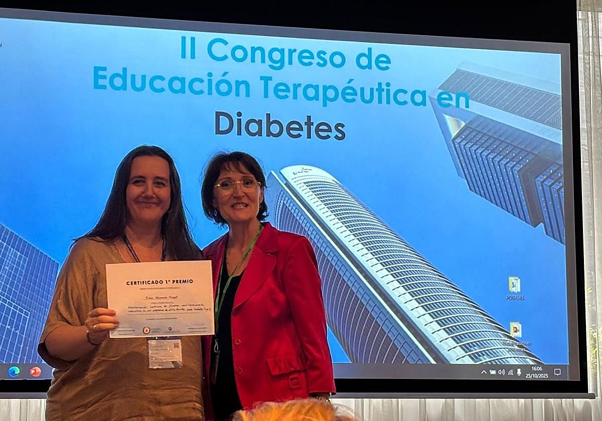 La enfermera María Ablanedo junto con el diploma acreditativo