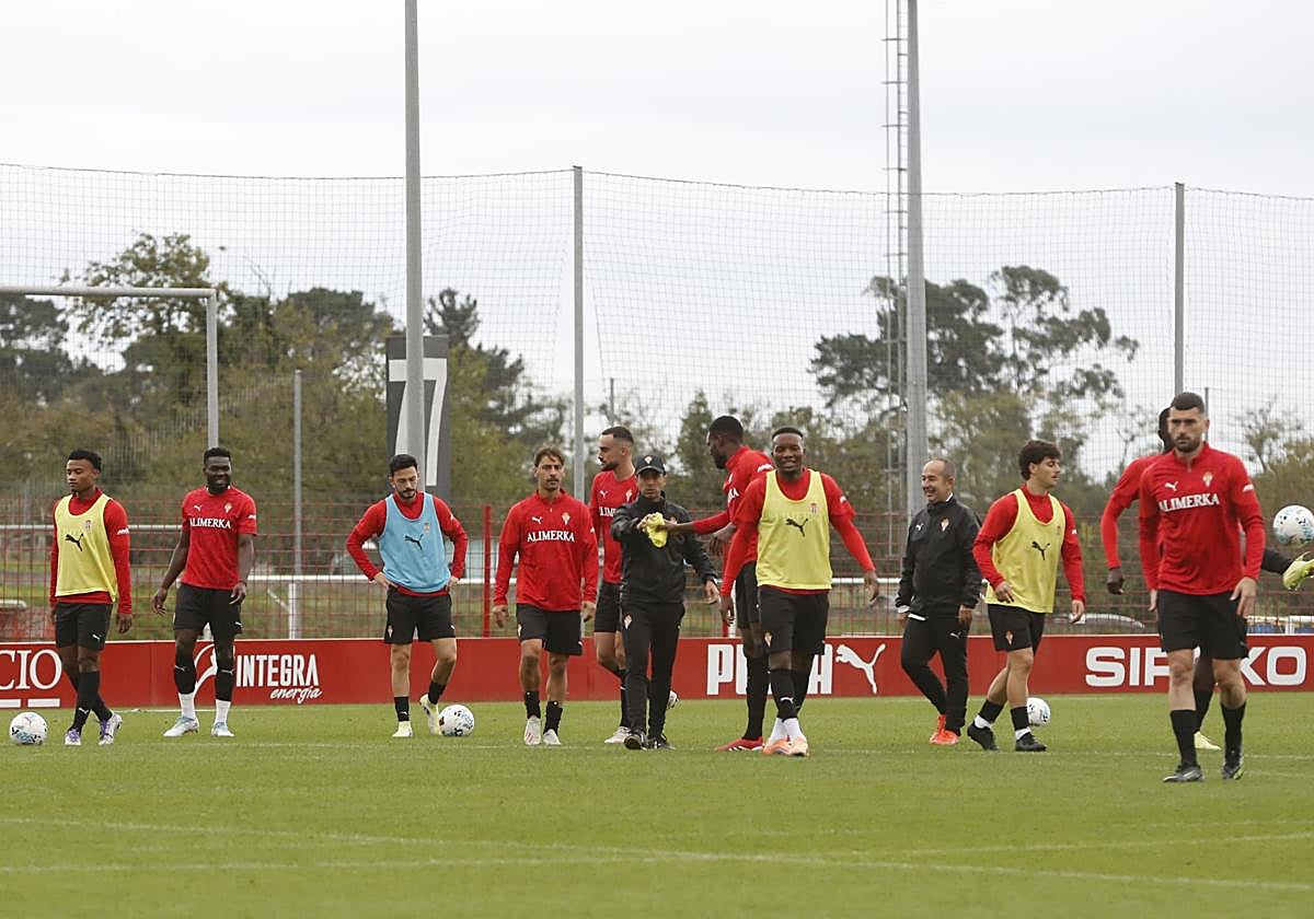 Entrenamiento del Sporting con Borja Jiménez repartiendo petos.