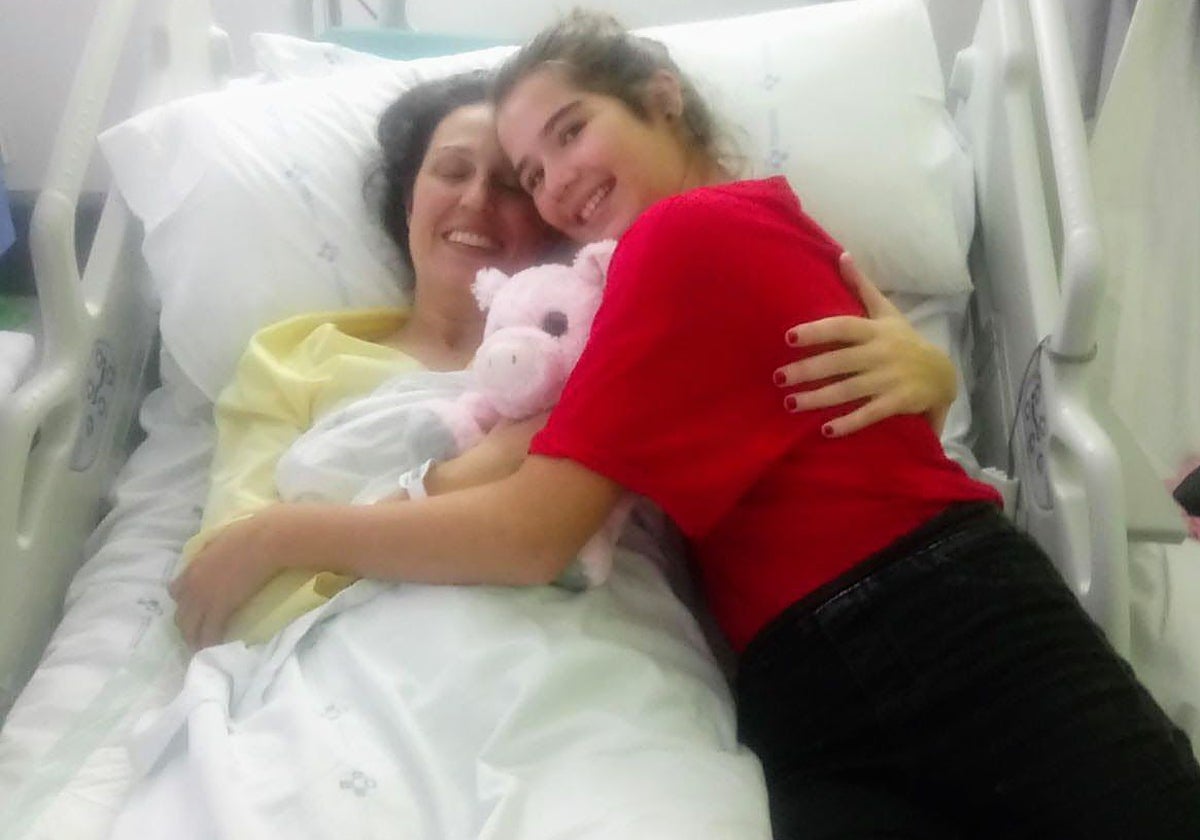 Paula Rivero y su hija Nora en el Hospital Universitario Central de Asturias (HUCA).