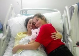 Paula Rivero y su hija Nora en el Hospital Universitario Central de Asturias (HUCA).