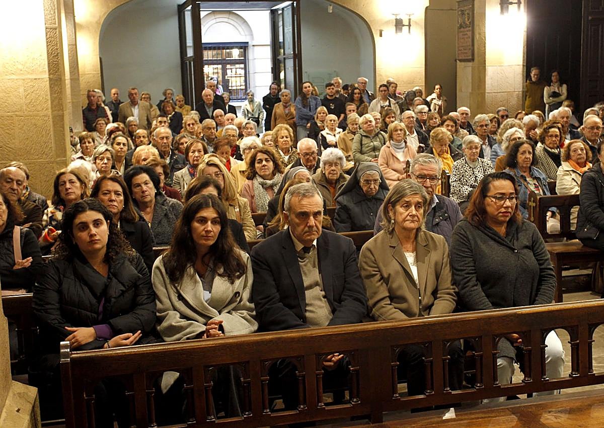 Imagen secundaria 1 - Emotivo adiós en Oviedo: «Gracias Fina y Elvia por llenar el barrio de vida»