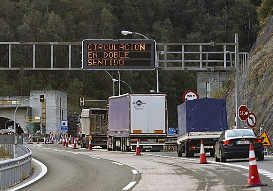 Tráfico lento en el Huerna por un corte de calzada debido a la reforma de los túneles.