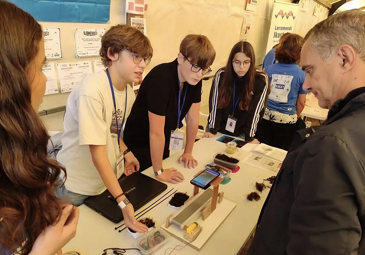 Alumnos del IES de Candás, en un estand, presentan su proyecto sobre el uso del ocle