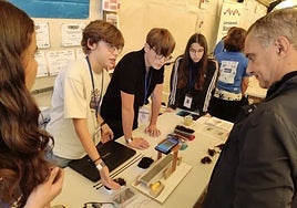 Alumnos del IES de Candás, en un estand, presentan su proyecto sobre el uso del ocle
