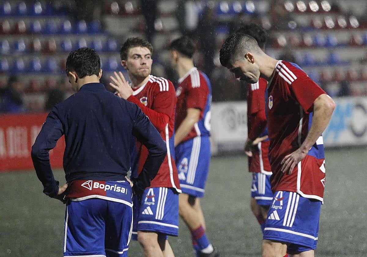 Los jugadores del Langreo se lamentan después de caer en los penaltis ante el Racing de Ferrol.