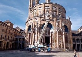 La grúa que permitirá terminar los trabajos en la bóveda se instaló el pasado martes.
