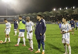 Caras decepcionadas entre los jugadores azules en el pitido final por un bochornoso resultado.