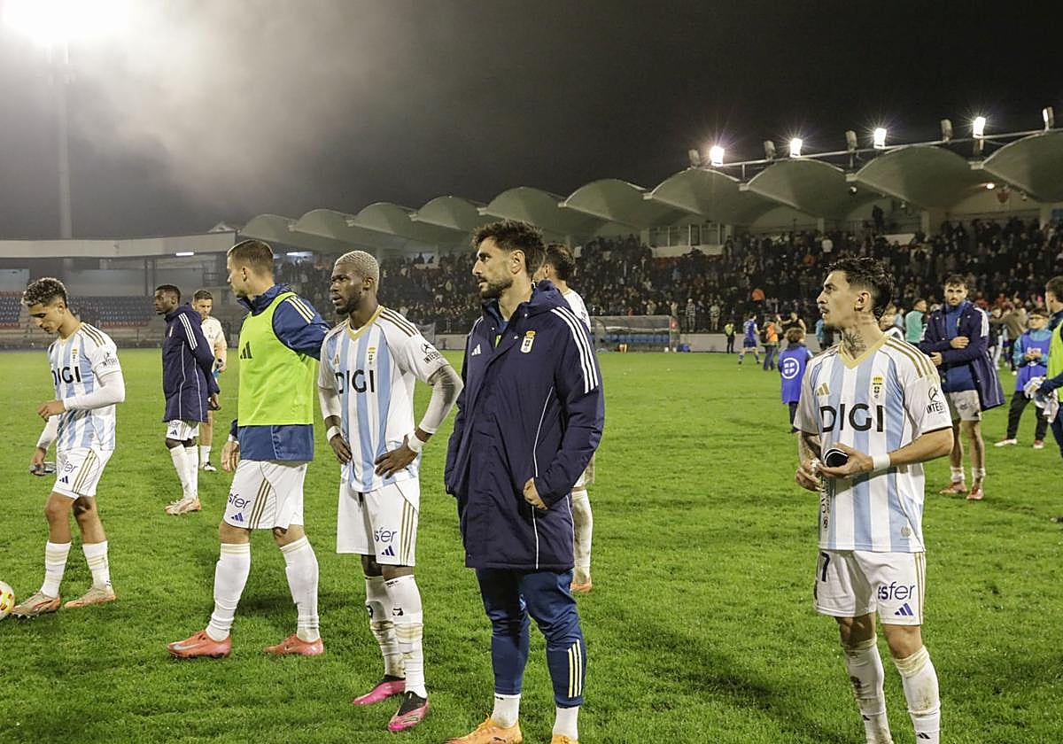 Caras decepcionadas entre los jugadores azules en el pitido final por un bochornoso resultado.