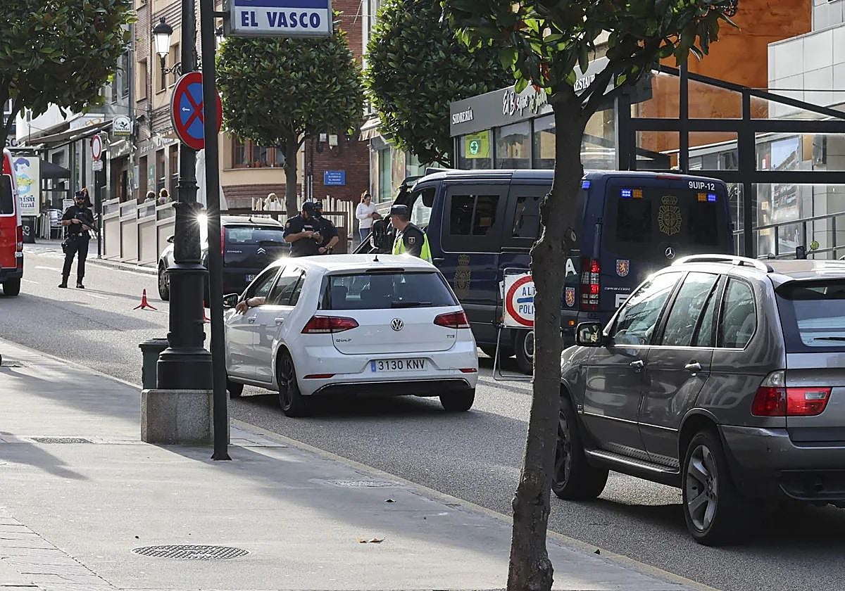 Controles policiales en Oviedo la semana pasada.
