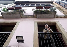 Edén Jiménez, en el balcón de la segunda planta de la antigua Librería Polledo.