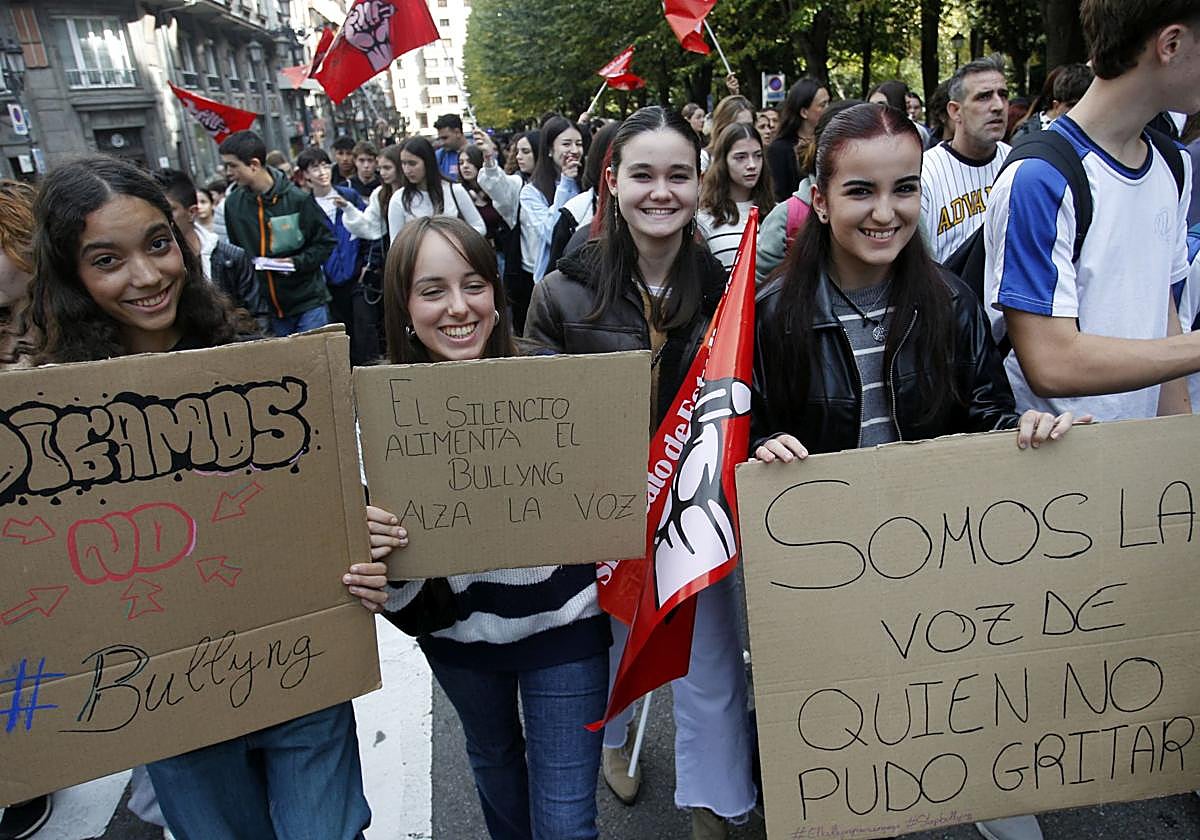 Los estudiantes asturianos alzan la voz contra el bullying: «Tu acoso mata vidas»