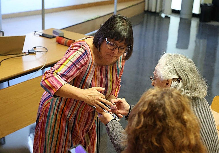 Luisa María Paz explicó a los asistentes cómo funcionan algunas aplicaciones móviles.