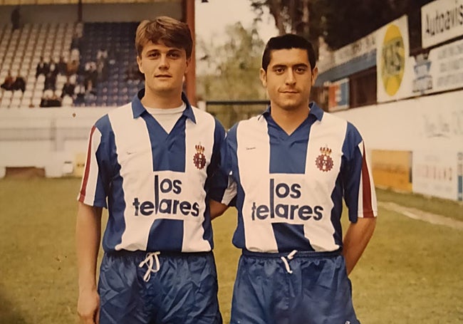 Yeli, a la derecha, junto a su amigo Benito, que también llegó al Avilés desde el Ávila y con quien compartía piso en Oviedo.