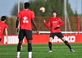 Nico Riestra, realizando un control durante el entrenamiento de ayer en Mareo.