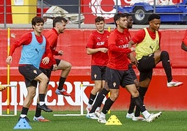Futbolistas del Sporting, en un entrenamiento reciente en Mareo.