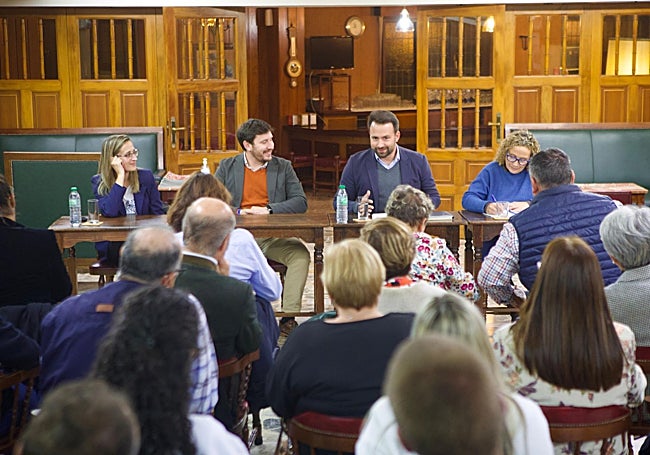 Álvaro Queipo, en el centro, durante la reunión con representantes de sus juntas locales del Centro-Occidente.