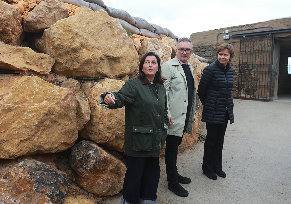 María López Castro, con Gilberto Villoria y la alcaldesa en la recuperada batería de defensa de La Providencia, que podrá empezar a visitarse el próximo año.