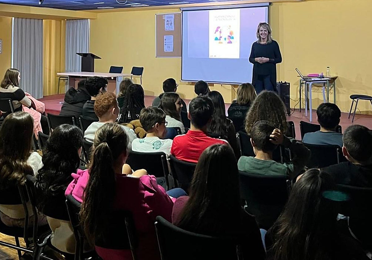 El alumnado de Bachillerato del IES Pola de Lena durante una de las charlas