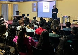 El alumnado de Bachillerato del IES Pola de Lena durante una de las charlas