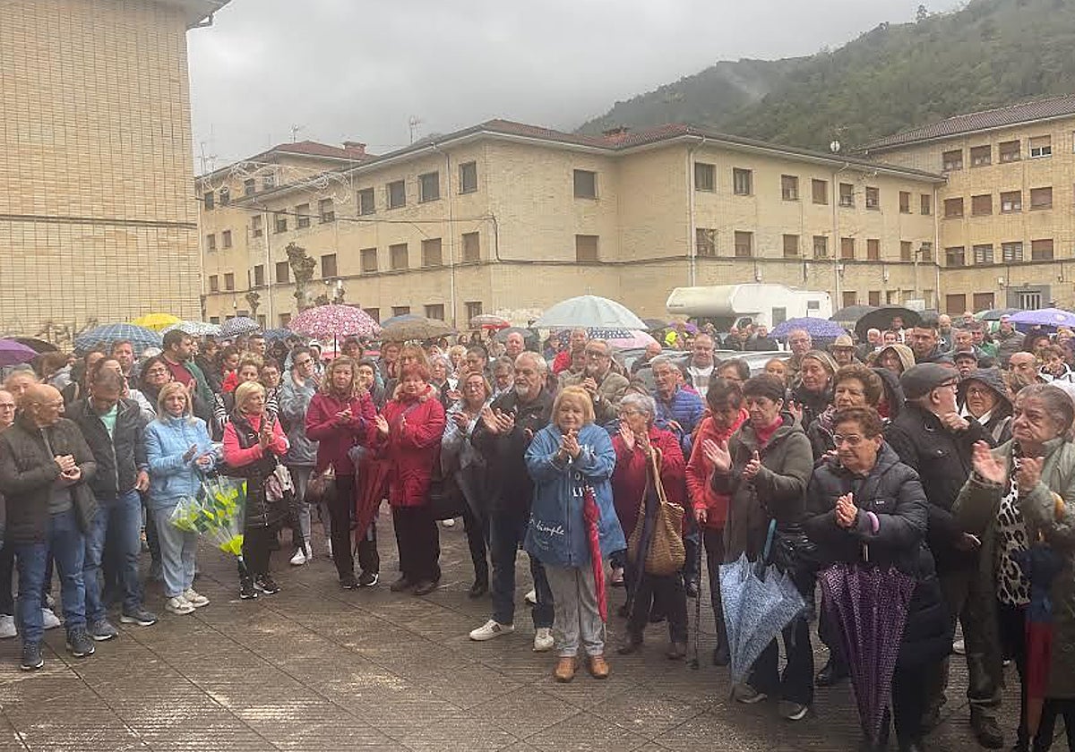 Los vecinos rompieron a aplaudir cuando el portavoz vecinal, Alberto Rubio, reclamó mejoras para el pueblo de Barredos.