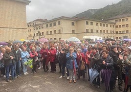 Los vecinos rompieron a aplaudir cuando el portavoz vecinal, Alberto Rubio, reclamó mejoras para el pueblo de Barredos.