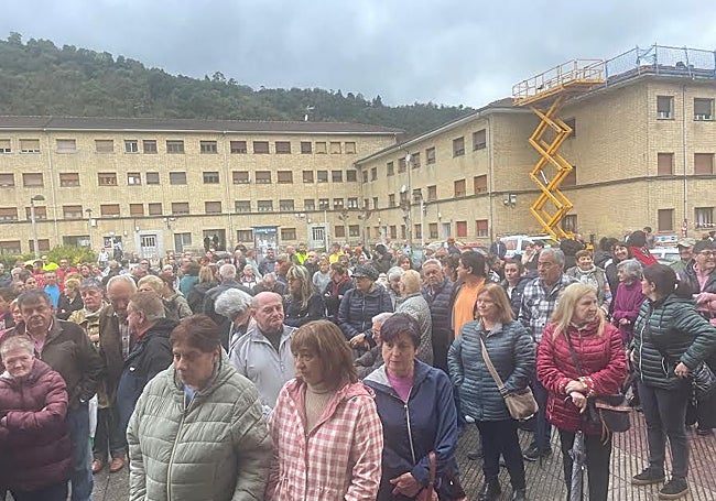 Los manifestantes, concentrados en la plaza de la iglesia