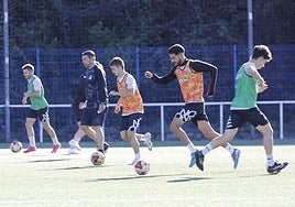 Los futbolistas del Real Avilés, con Yasser en el centro, en un entrenamiento de esta semana en La Toba 2.