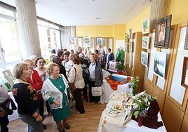 Asistentes a una de las exposiciones que acoge la residencia Santa Teresa, de Oviedo, la más solicitada.