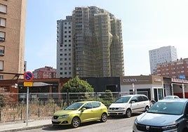 Imagen de obras en la fachada de la torre sur del edificio de La Estrella.
