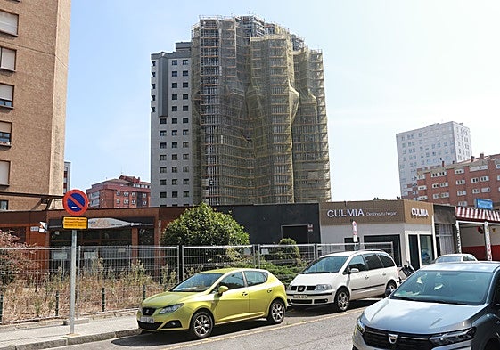 Imagen de obras en la fachada de la torre sur del edificio de La Estrella.
