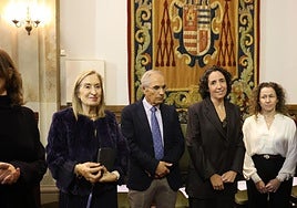La exministra Ana Pastor, a la izquierda, con el equipo del Banco de Leche Materna, minutos antes de la entrega del Premio 'Humanización de la Asistencia Sanitaria'.