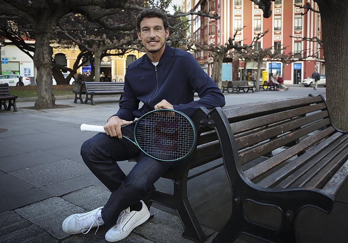 Pablo Carreño posa con una raqueta en la gijonesa plaza San Miguel.