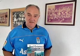 José Ángel Mangas posa con su último libro.